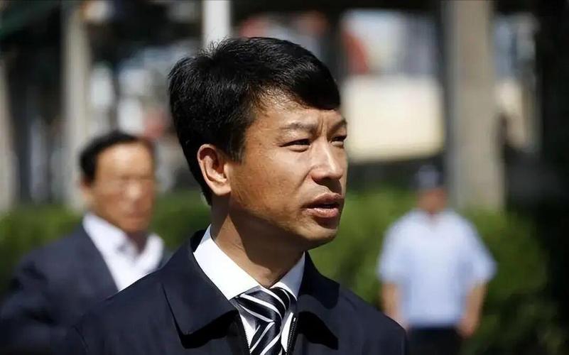 方威早年靠收废铁淘得第一桶金,如今掌控多家企业股权价值超百亿?