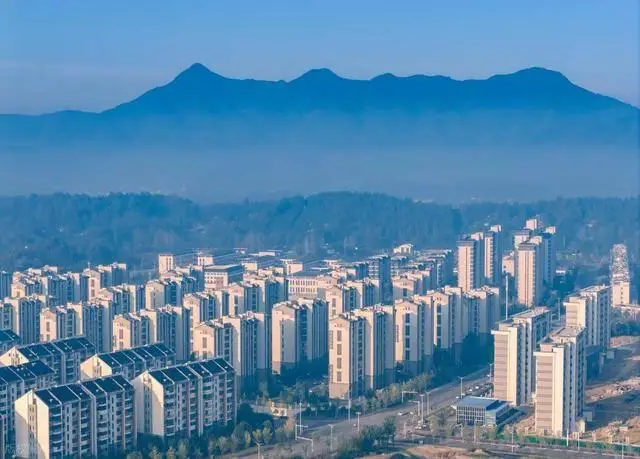 2026年两套房家庭面临的大麻烦_2026小县城买房投资_两套房家庭房产贬值风险