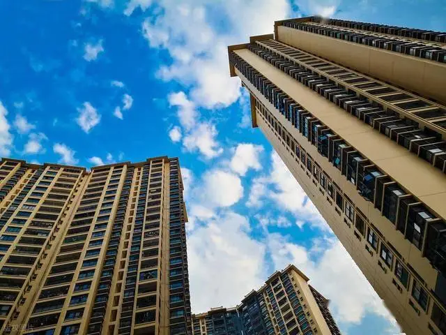 2026年两套房家庭面临的大麻烦_两套房家庭房产贬值风险_2026小县城买房投资