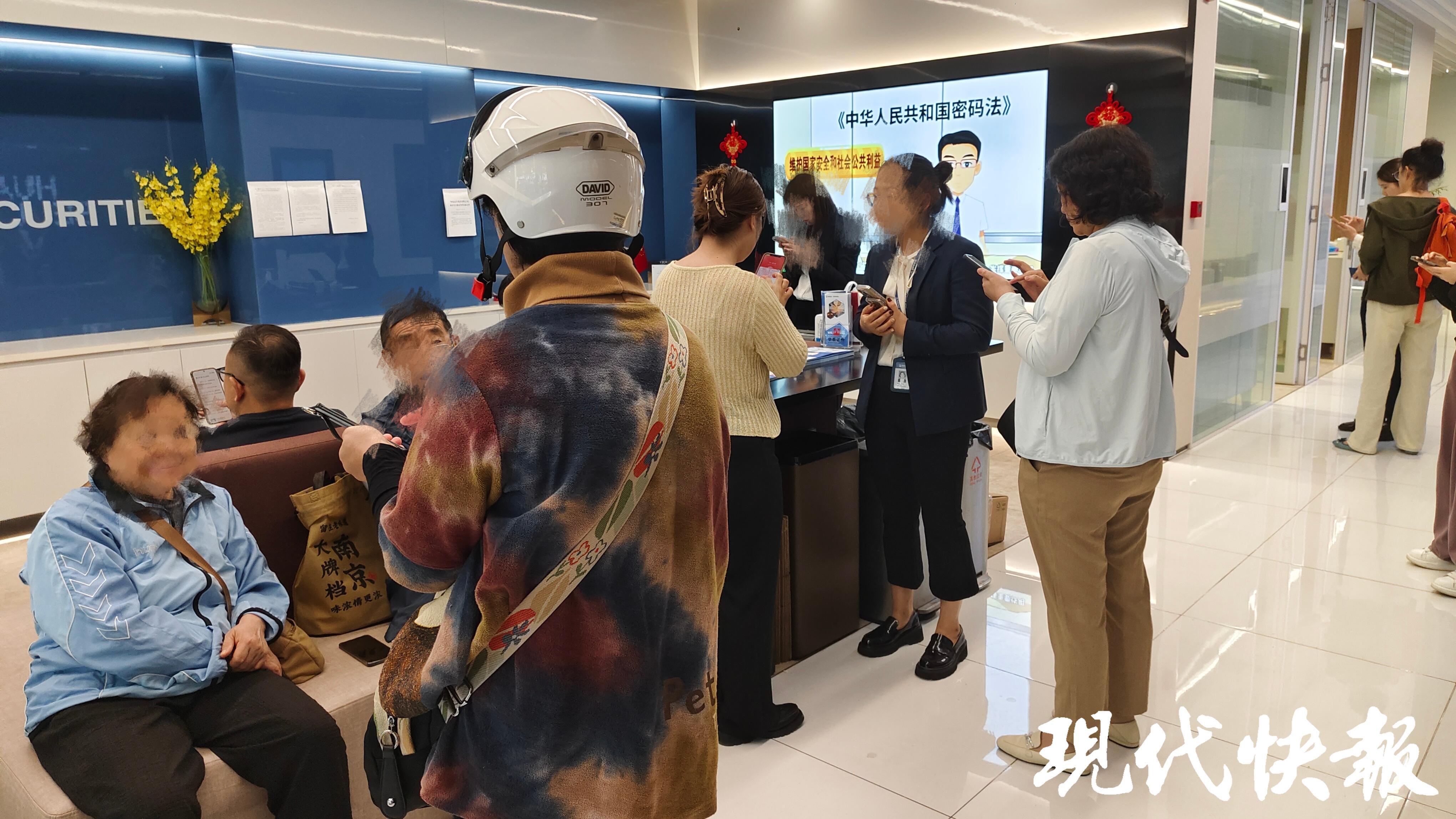 创业板指创历史单日最大涨幅开户难_国庆假期A股大涨开户排队_新股民能买创业板吗