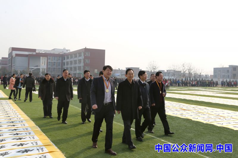 自强不息厚德载物书法作品世界纪录_袁明起厚德载物_袁明起96000幅书法作品展