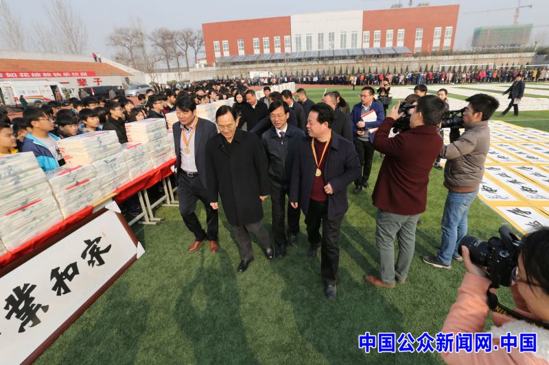 袁明起96000幅书法作品展_自强不息厚德载物书法作品世界纪录_袁明起厚德载物