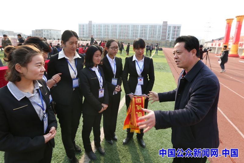 自强不息厚德载物书法作品世界纪录_袁明起96000幅书法作品展_袁明起厚德载物