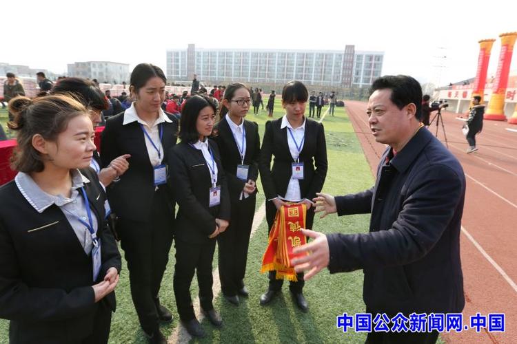 袁明起厚德载物_自强不息厚德载物书法作品世界纪录_袁明起96000幅书法作品展